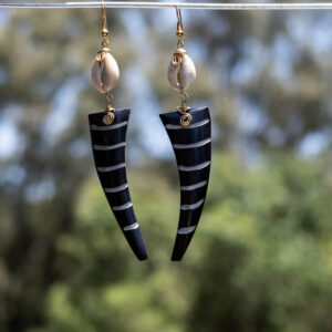 Brown bone ivory shaped + Shell fixed with brass earring