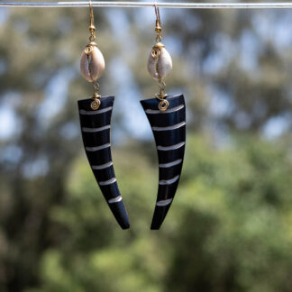 Brown bone ivory shaped + Shell fixed with brass earring